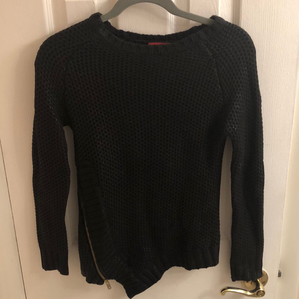SAKS FIFTH AVENUEBlack pullover with zipper